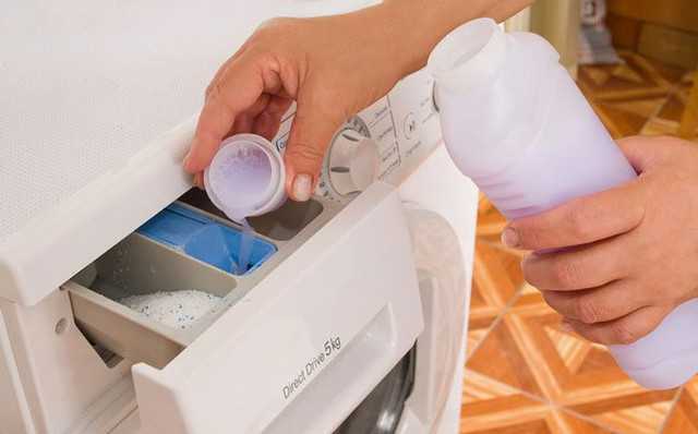 Если вас интересует, как правильно пользоваться Ванишем для удаления пятен, куда заливать жидкий Vanish для стирки в стиральной машине, ознакомьтесь с инструкцией по применению средства в этой статье