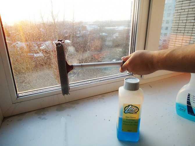 Как мыть окна на высоких этажах со стороны улицы