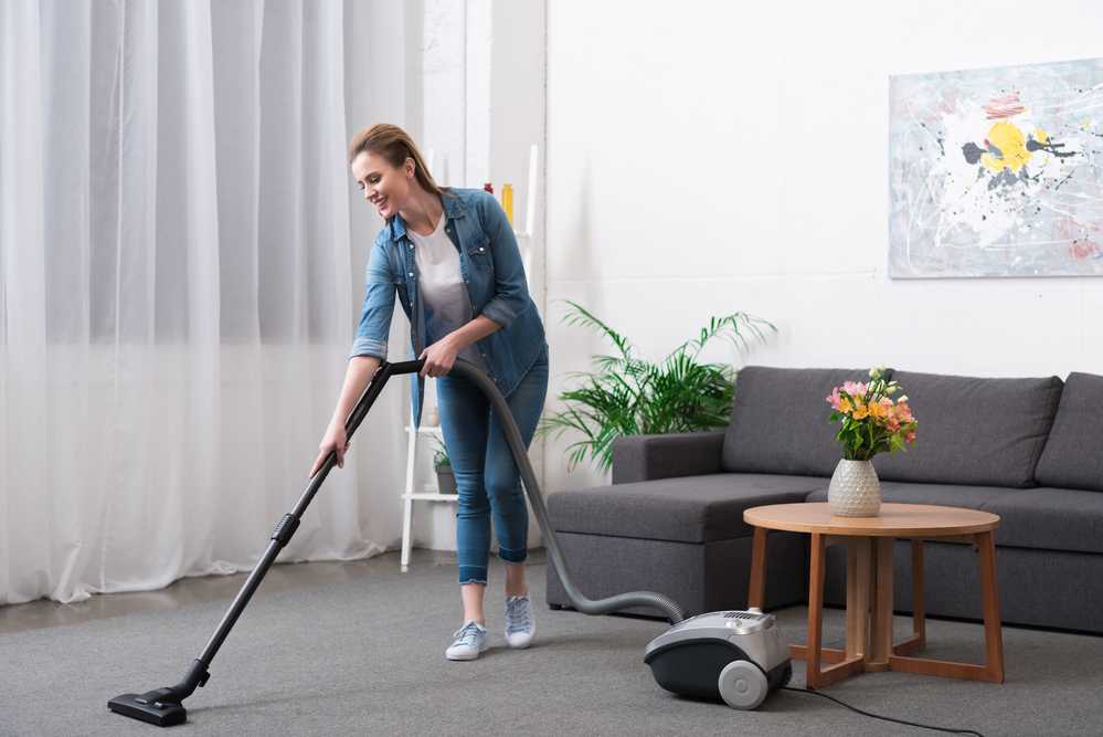 Как правильно вытирать пыль с мебели в доме, чем лучше убрать в воздухе, какие средства для уборки использовать в квартире?