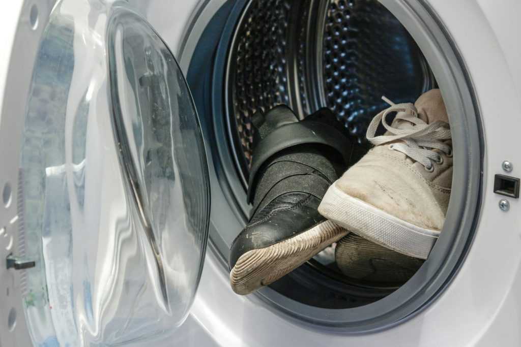Как постирать кроссовки вручную, чтобы избавиться от запаха, как правильно стирать руками без разводов в домашних условиях?