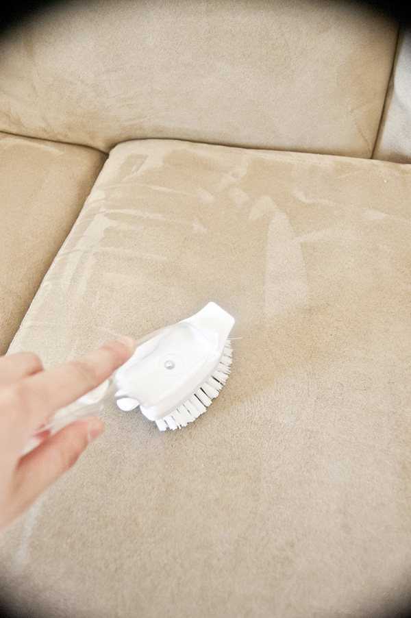 ✱ как очистить диван от пятен и разводов в домашних условиях