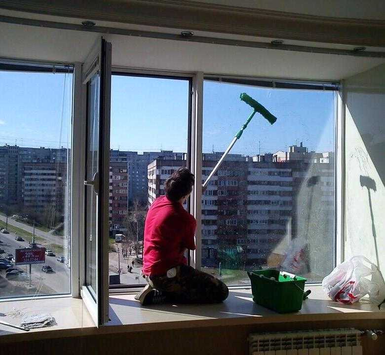 Если вас интересует, как помыть панорамные окна и балкон внутри и снаружи, даже если вы живете на высоких этажах, воспользуйтесь советами и рекомендациями из данной статьи