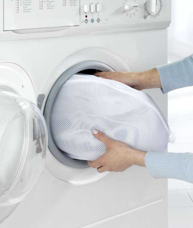 Как стирать брюки в стиральной машине и вручную