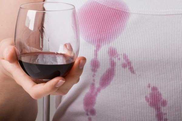 Красное вино может не только доставлять удовольствие, но и приносить проблемы Например, пятна от вина прочно впитываются в ткань, после чего вывести их очень