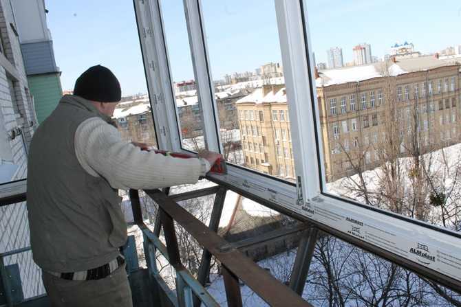 В этой статье расскажем, как легко и просто помыть раздвижные окна на балконе внутри и снаружи, не снимая их, как снять конструкцию, какими приспособлениями пользоваться, а также сколько будет стоить услуга профессиональных мойщиков