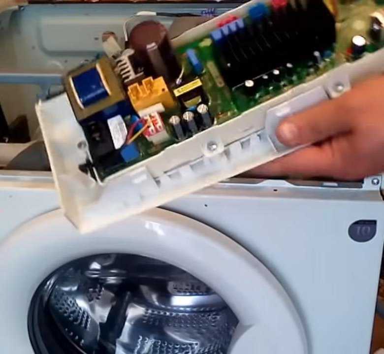 В этой статье поговорим о ремонте стиральных машин Indesit: перечислим основные поломки и их причины, а также способы устранения неисправностей, расскажем о возможных неполадках в работе стиралок Индезит, стоимости починки на дому, цене обслуживания