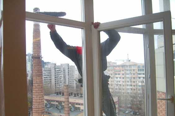 Способы мытья окон с наружной стороны на высоких этажах