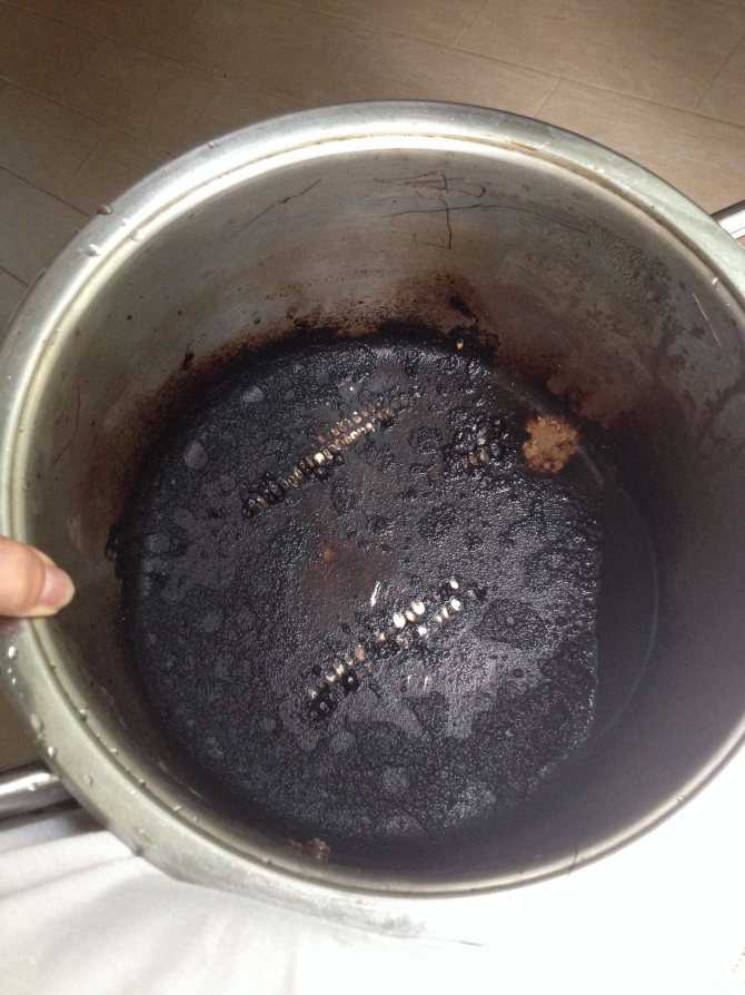Пригорела еда в эмалированной кастрюле: как отмыть посуду
