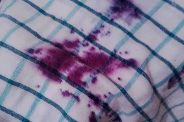 Чем и как отмыть акриловую краску с одежды, как отстирать засохшие пятна, какие подручные средства подойдут