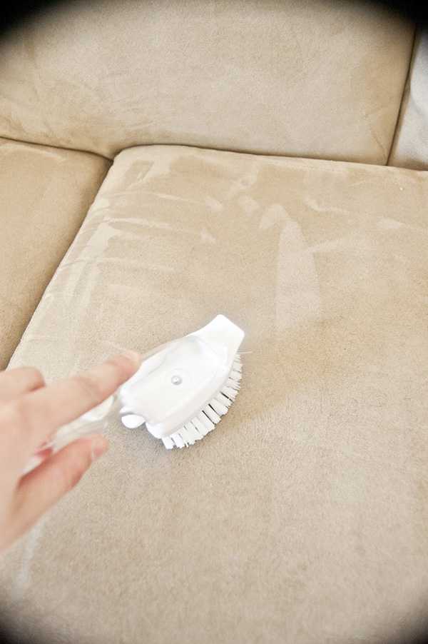 Как почистить кожаный диван в домашних условиях (белый, светлый, темный): чем отмыть пятна и убрать потертости?