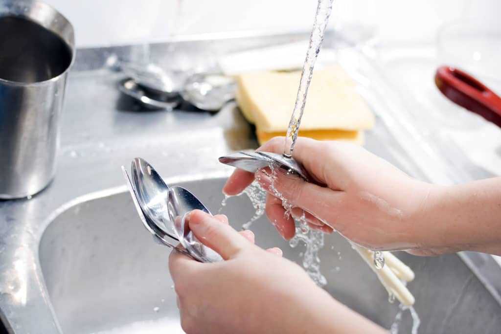 Как быстро помыть посуду из разного материала от нагара и жира в домашних условиях