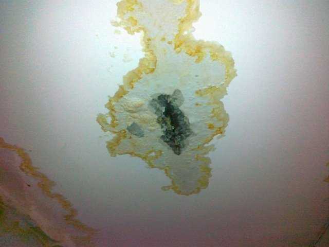 Почему появляются и как убрать желтые пятна на потолке?