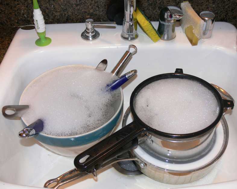 Как быстро помыть посуду: советы и рекомендации, как за 5 минут перемыть гору кухонной утвари руками в раковине