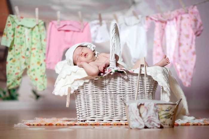 Чем стирать детские вещи для новорожденных: обзор средств