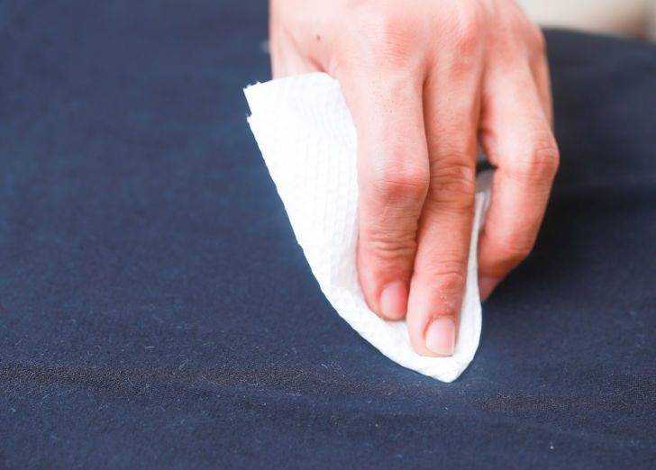 Несколько действенных способов, как убрать клей пва с одежды