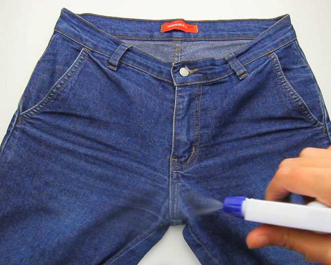 Как постирать джинсы, чтобы они сели, стали на размер меньше: при какой температуре воды в стиральной машине и вручную, при помощи кипячения и т.д.