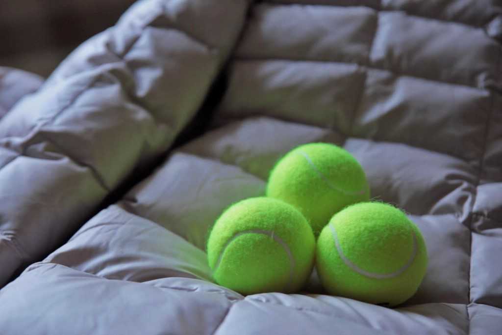 Зачем в стиральную машину кладут теннисные мячики: эффект на практике