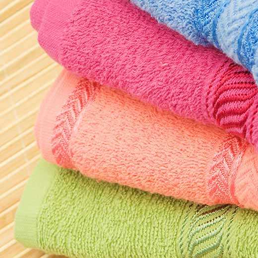 В этой статье расскажем, как правильно стирать махровые полотенца в домашних условиях, чтобы они были мягкими и пушистыми: при какой температуре и на каком режиме в стиральной машине, поделимся секретами ручной стирки, надо ли гладить изделия после сушки