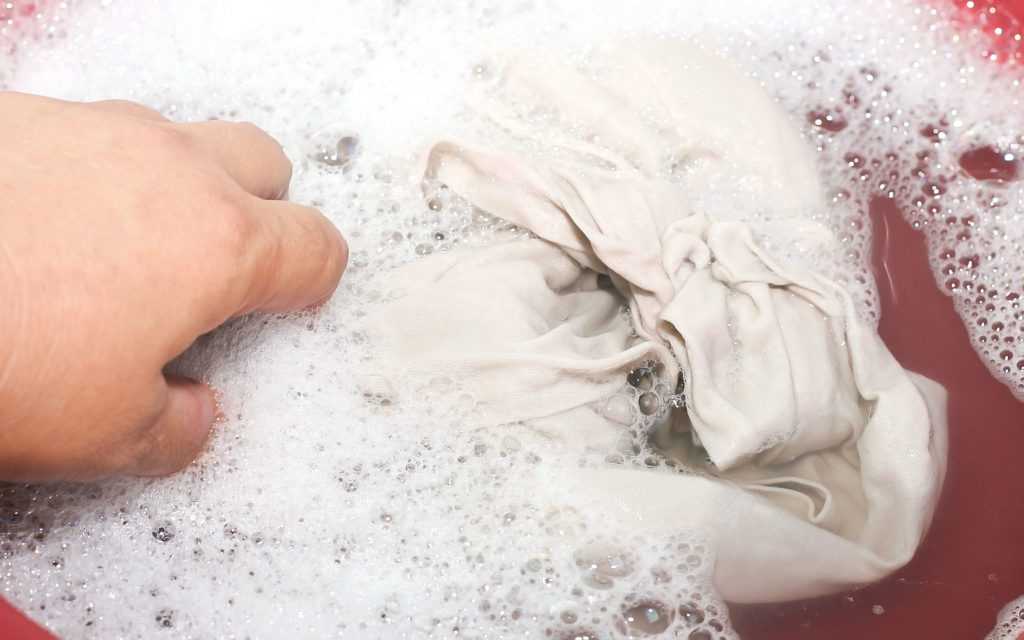 Покрасилась белая одежда при стирке - что делать, как отбелить и спасти вещь в домашних условиях, как восстановить и вернуть цвет белья в домашних условиях?