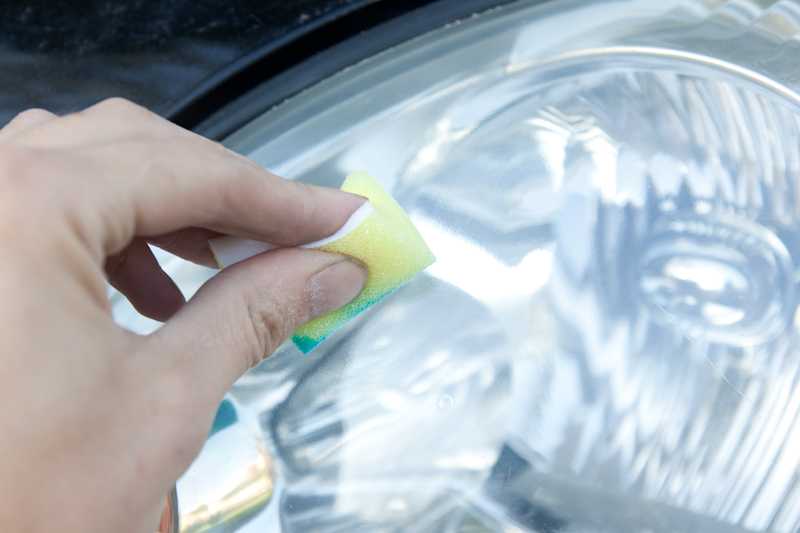 Из этой статьи вы узнаете, как убрать желтизну с фар автомобиля и очистить поверхность от желтого налета своими руками при помощи зубной пасты, соды, пасты ГОИ и шлифовки