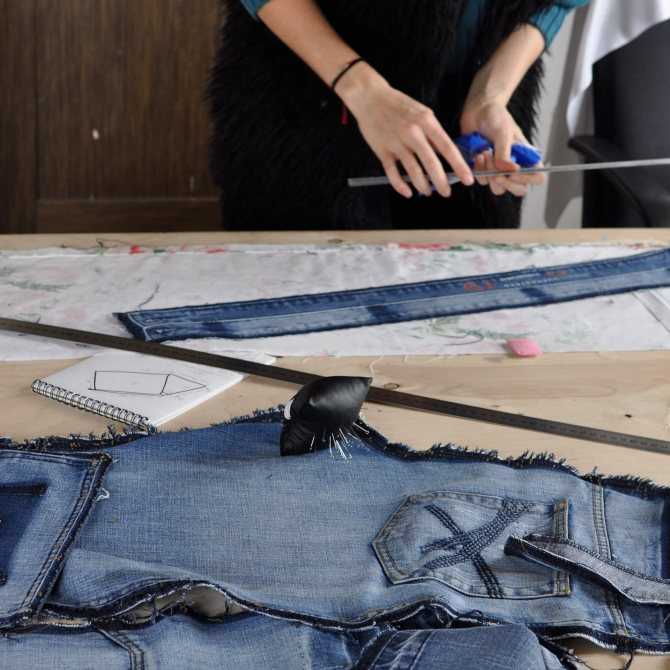 Если ваши любимые джинсы сели после стирки, необходимо вооружиться проверенными способами, как растянуть севшие штаны, а также узнать, что делать для того, чтобы избежать усадки изделия в дальнейшем Подробнее об этом расскажем в статье