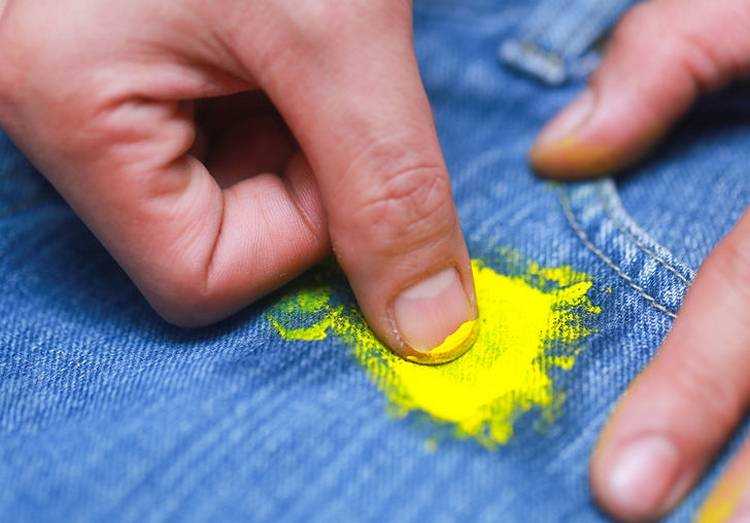 В этой статье расскажем, как и чем оттереть масляную краску с джинсов в домашних условиях, как отмыть и отстирать ткань от пятен, чем вывести и удалить загрязнения