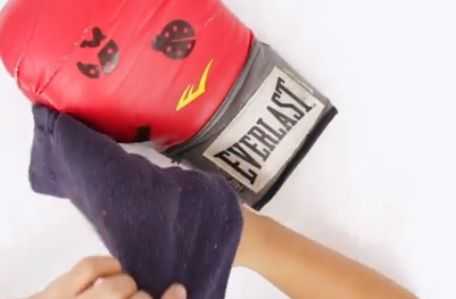 Как стирать боксерские перчатки: чистка, сушка, профилактика запаха
