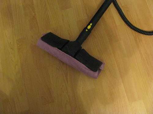 Как часто нужно пылесосить и мыть полы в квартире
