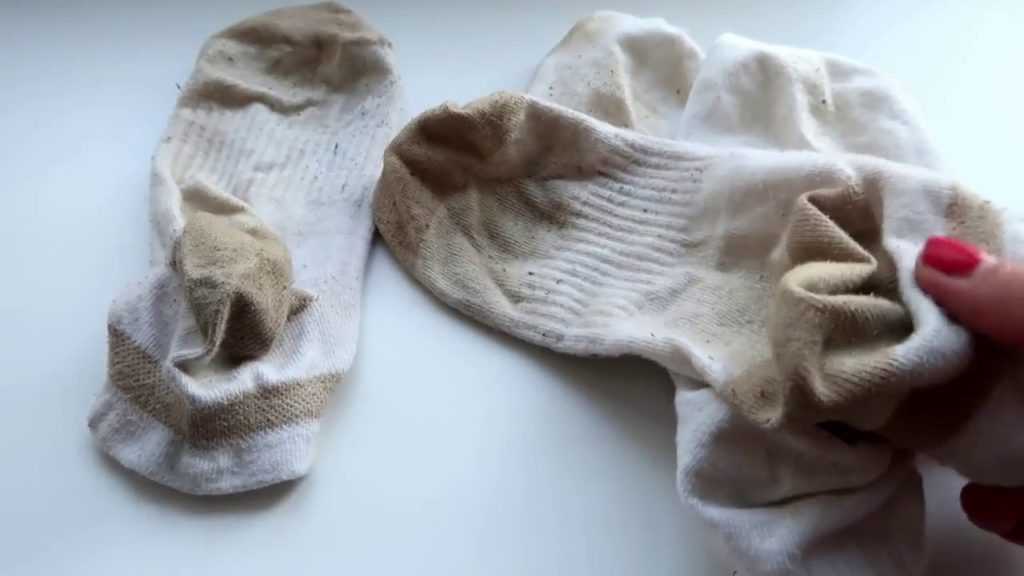 Как отстирать грязные цветные носки
