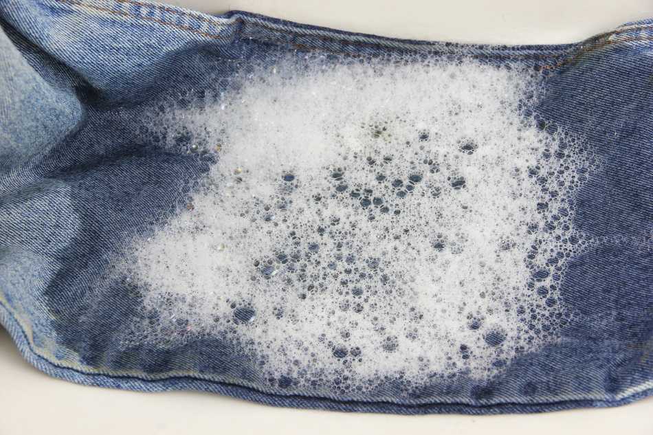 Разбор народных методов с применением подручных средств для выведения пятен, оставленных травой на джинсовой ткани, а также описание современных способов борьбы