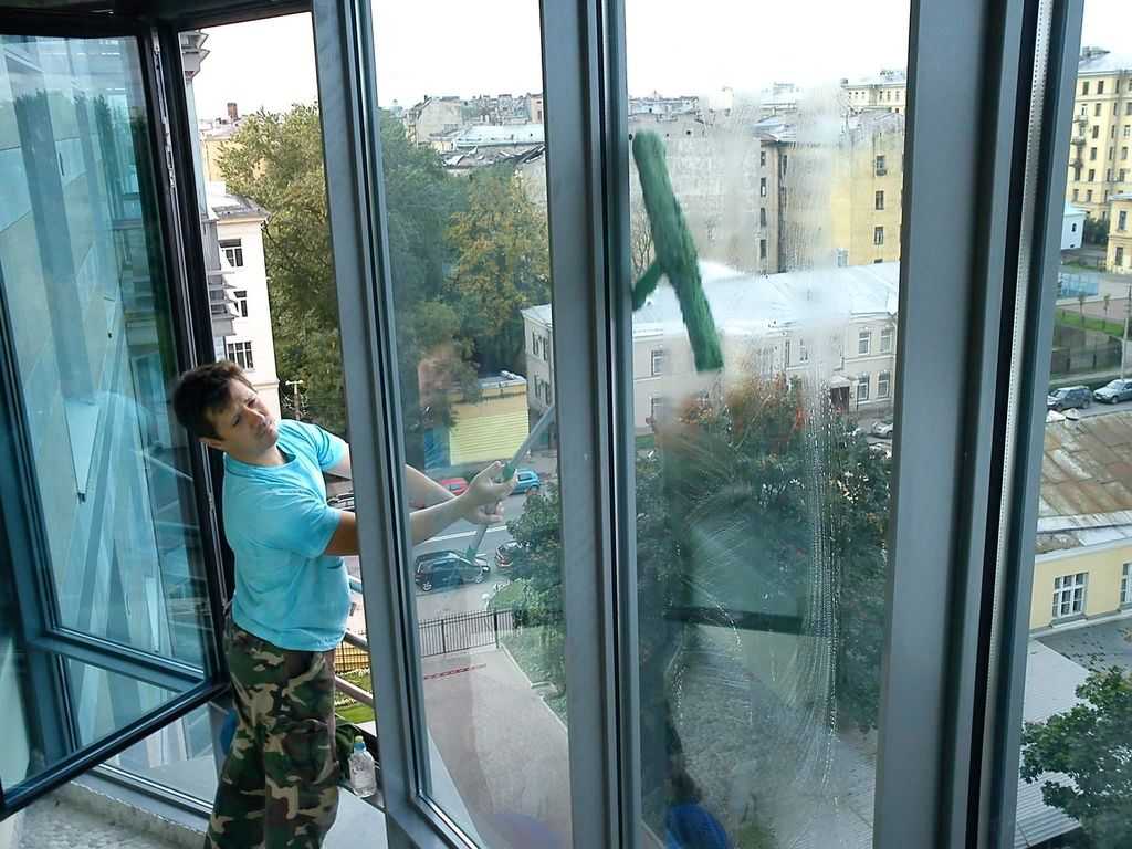 Как помыть окна на балконе — советы и рекомендации