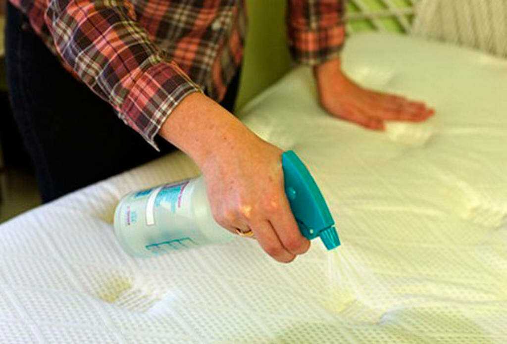 Как почистить матрас в домашних условиях от запаха и пятен: 11 способов вывести без разводов