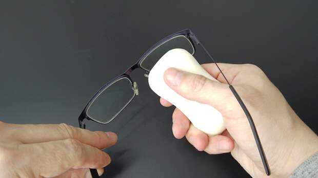 Как убрать царапины с очков для зрения, как удалить с пластиковых линз, чем очистить поверхность стекол в домашних условиях, если появились повреждения?