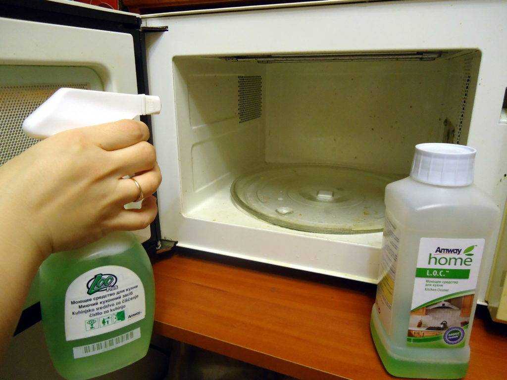 Ищете безопасный способ, как вымыть микроволновку внутри от жира Узнайте, как очистить печь бытовой химией и народными способами Прочтите рекомендации по