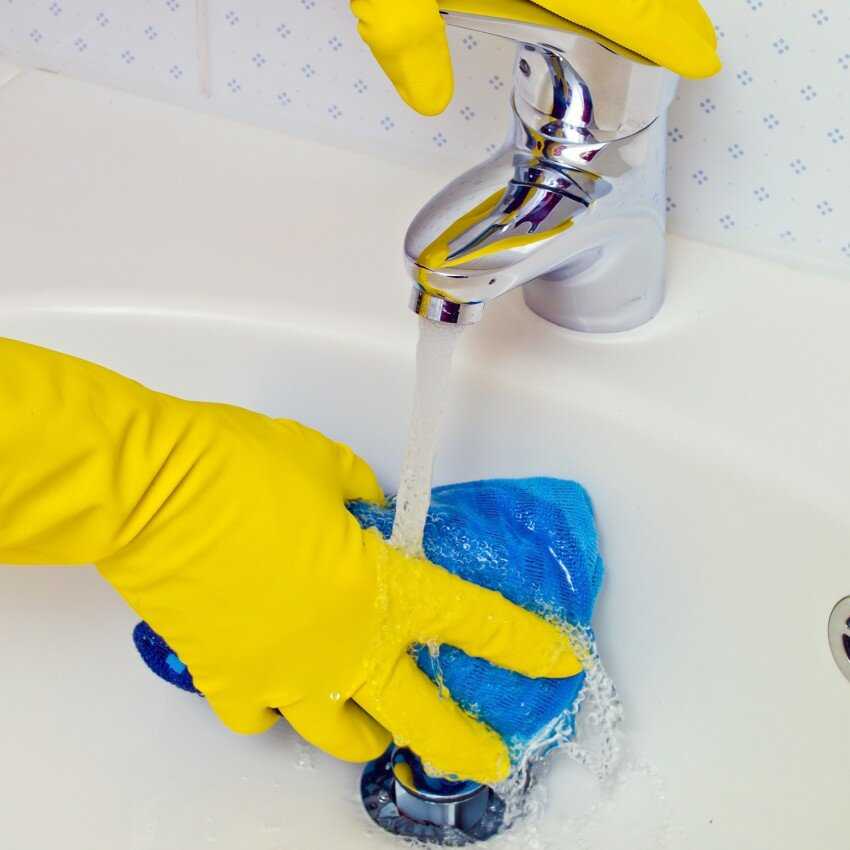 В этой статье расскажем, как в домашних условиях очистить известковый налет в ванной (акриловой, чугунной и других), а также какими средствами удалить его с плитки, чем убрать застарелый