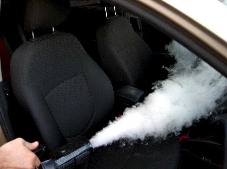 Как избавиться от запаха в салоне автомобиля при помощи народных и химических средств