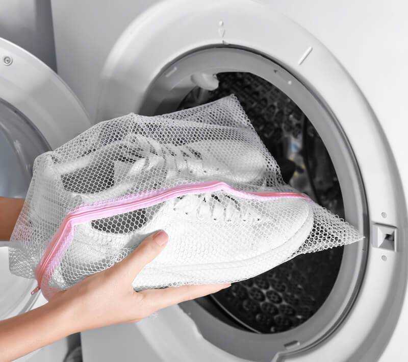 Из этой статьи вы узнаете, как правильно стирать белые вещи в вручную и в стиральной машине-автомат (при какой температуре, на каком режиме стирки), с чем можно и нельзя, какой самый лучший способ отбеливания в домашних условиях, чтобы белье было белоснеж