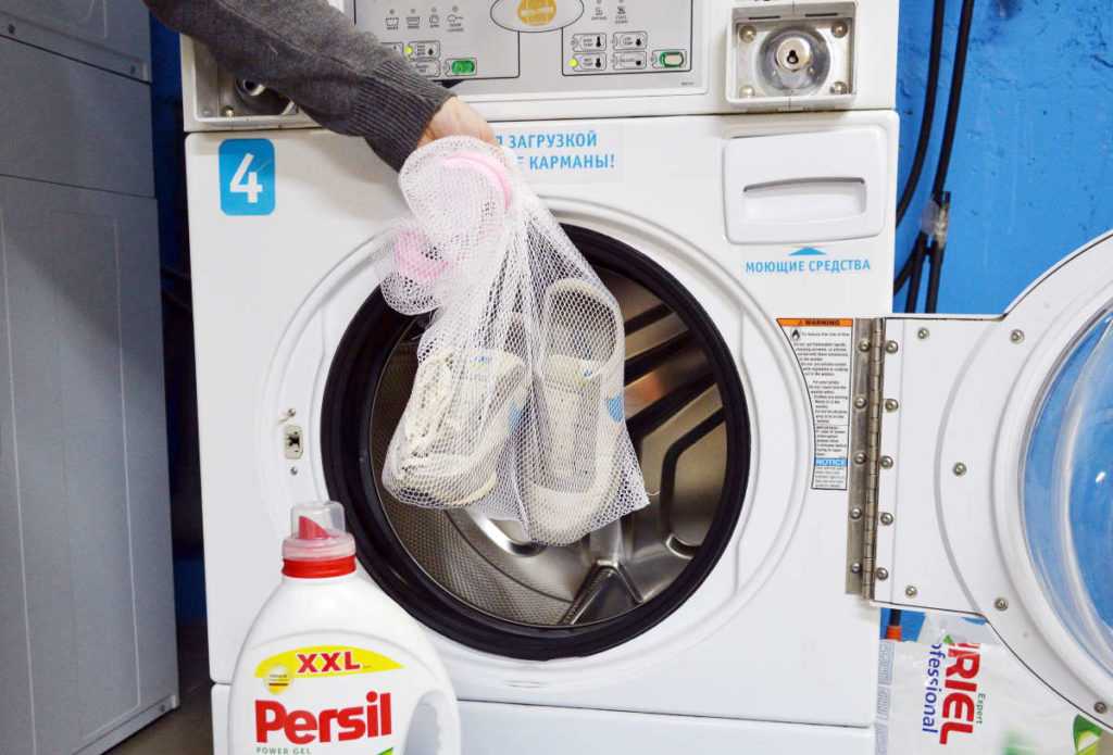 Важный вопрос: можно ли стирать замшевые кроссовки в стиральной машине или руками?