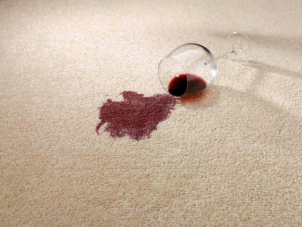 Как отстирать красное вино с белой одежды