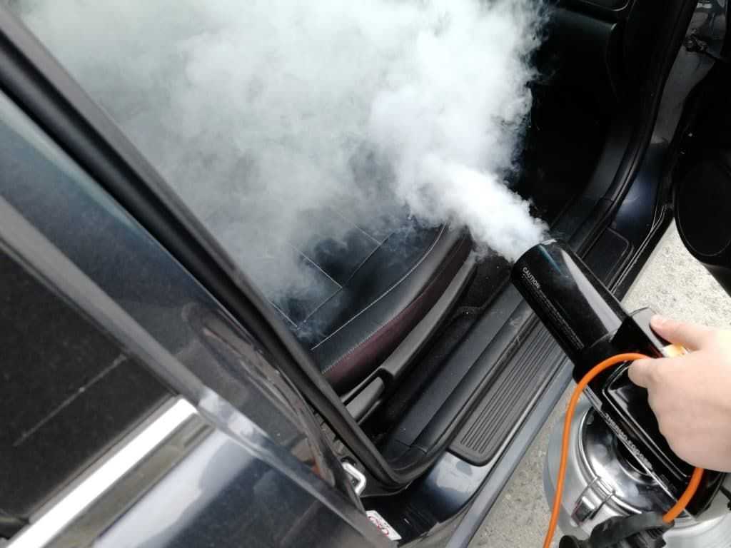 Несколько способов, как убрать запах бензина и солярки из салона автомобиля