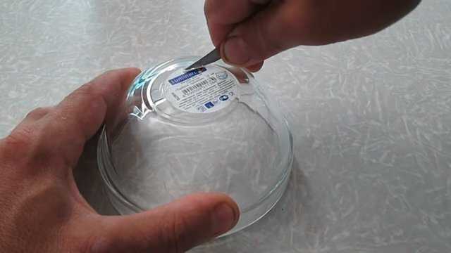 Как убрать клей от наклейки со стекла, чем снять этикетку и оттереть след, как удалить пятна, не повредив поверхность?