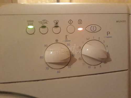 На стиральной машине мигают все индикаторы, и машинка не работает