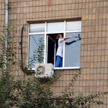 Как помыть окна снаружи на высоком этаже без разводов