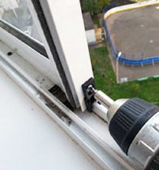 Как помыть окна на балконе снаружи: выкладываем суть