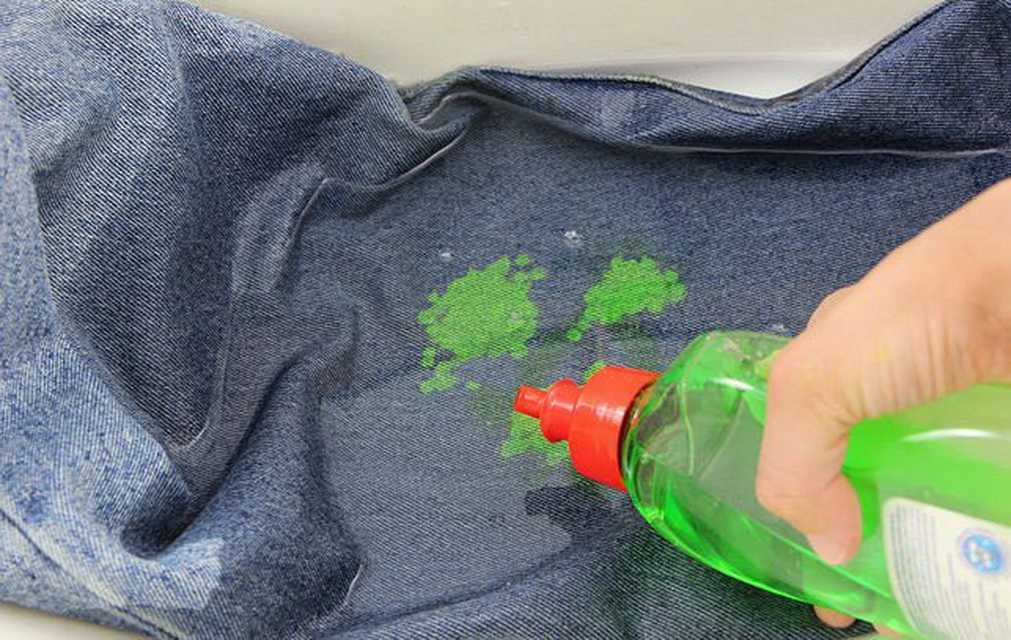 Чем отмыть краску с одежды от скамейки в домашних условиях, как вывести и отстирать пятна, чем очистить и отмыть вещь от покрашенной лавочки?