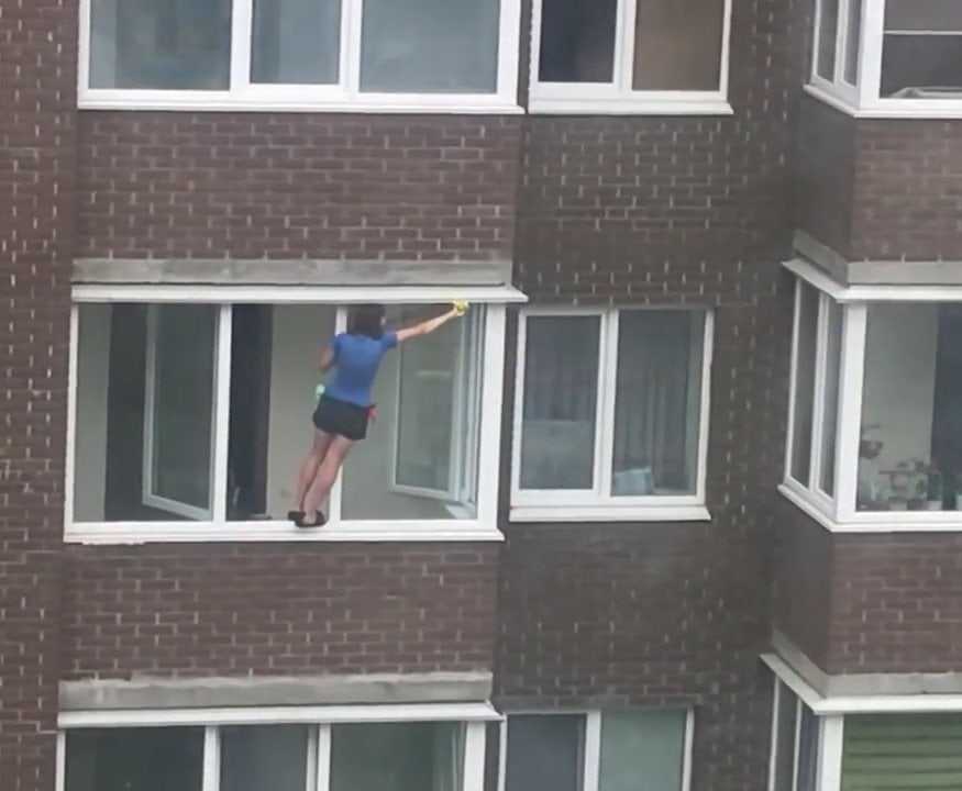 Как помыть окна на балконе снаружи на высоком этаже без разводов: приспособления