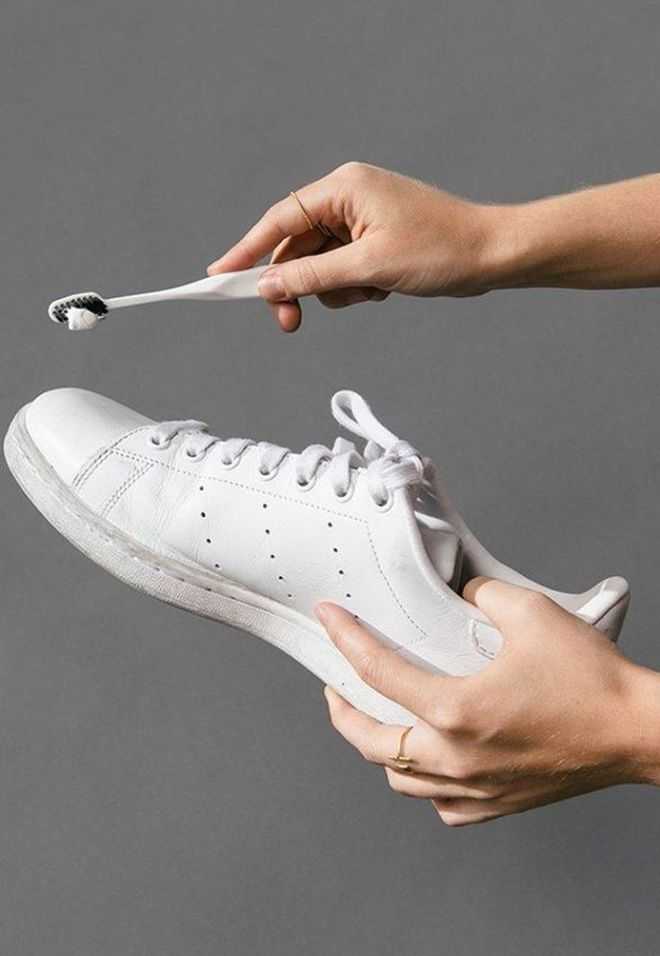 Как аккуратно и деликатно постирать кроссовки вручную и не испортить их?