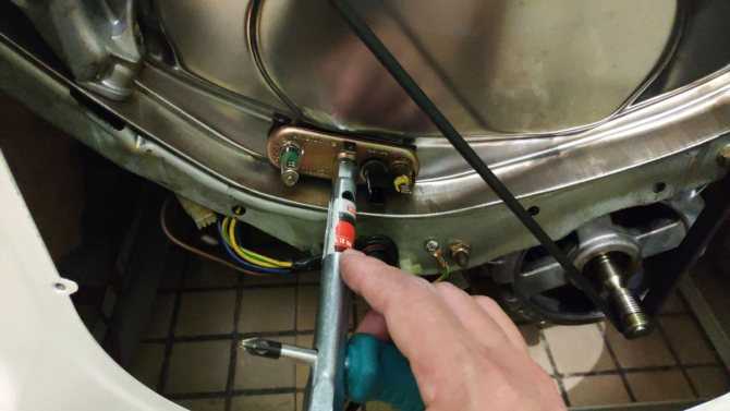 В этой статье поговорим о замене ТЭНа в стиральной машине Bosch: как снять и заменить деталь стиралки Бош, сколько стоит нагревательный элемент и где его купить, что делать, если поменять самостоятельно не получается, какова цена работ мастера