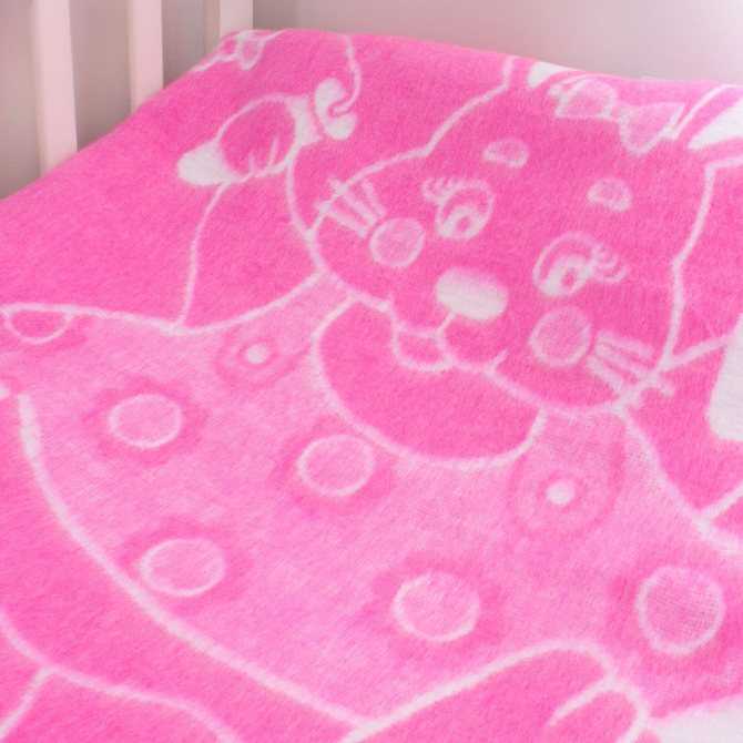 Как стирать байковое одеяло (для новорожденного, взрослого): можно ли в стиральной машине, как обработать вручную, чем лучше?