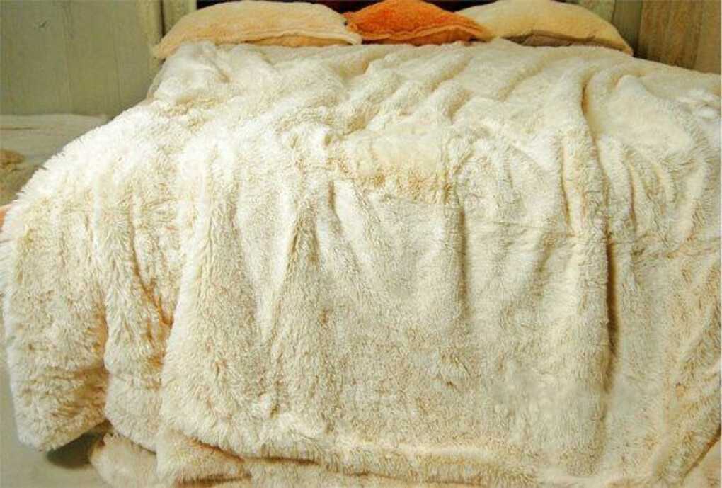 Как стирать шерстяное одеяло вручную, можно ли в стиральной машине-автомат, как почистить сухим способом, чем удалить пятна?
